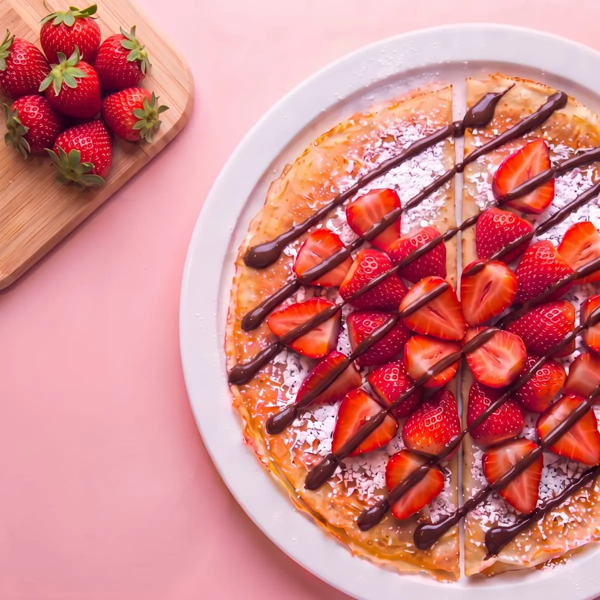 Pannenkoek met verse aardbeien en chocoladesaus